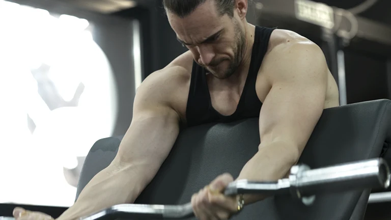 ¿Cuántas series debo hacer por grupo muscular?