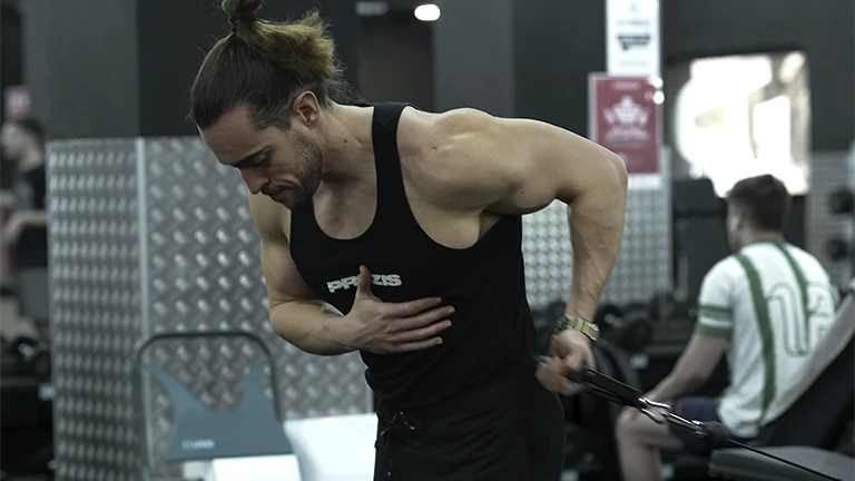 Hombre haciendo series de ejercicios por grupo muscular
