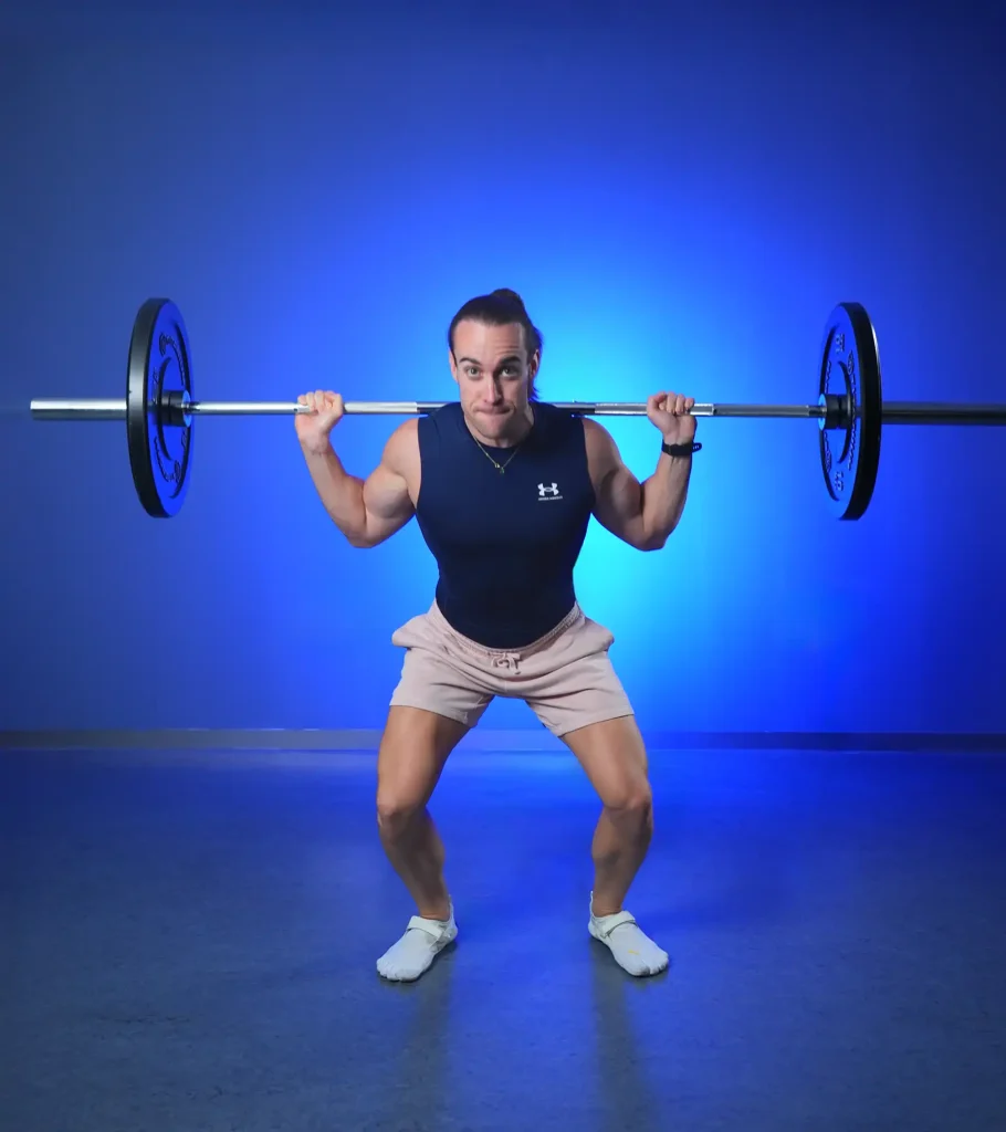 Hombre haciendo ejercicio de sentadilla para calcular su 1RM.