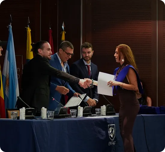 Juan Pedro entregando CV 2025